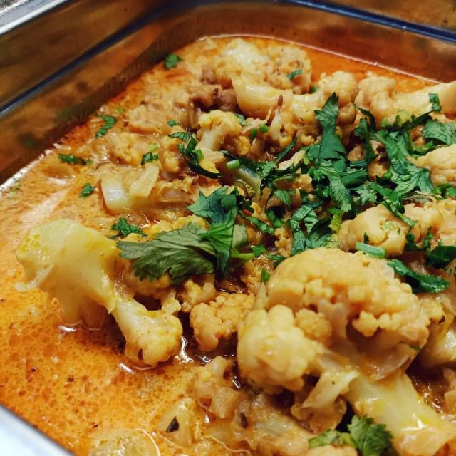 Tänään ensin herkutellaan😋 ja sitten nautitaan pääsiäis vapaista 🥰
#currykukkakaali #broilerikotletit #pannari #lounasravintola #karitsakorma #khanscateringherkut @khans_catering_herkut