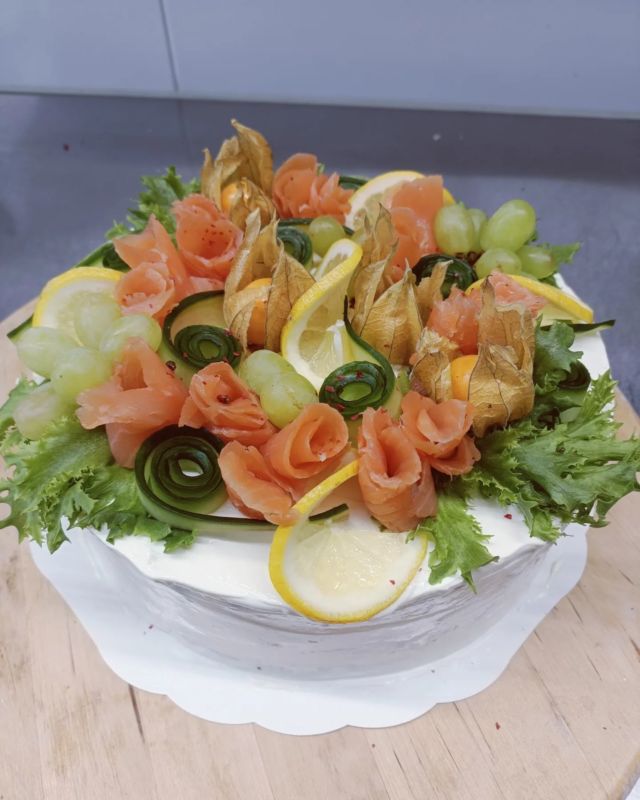 #kakkuja #voileipäkakku #täytekakku #kermakakku #tilauskakku #pitopalvelu #catering #khanslunchandcatering @khanscatering